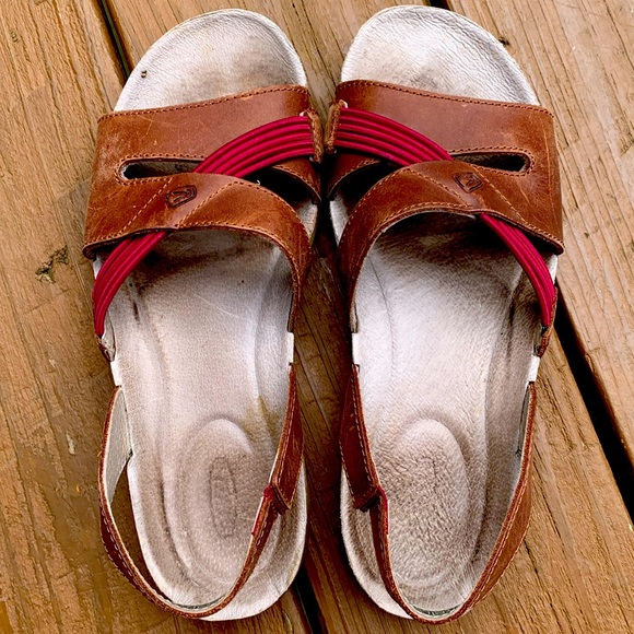 Keen Shoes - Keen leather sling back sandals with maroon detail.